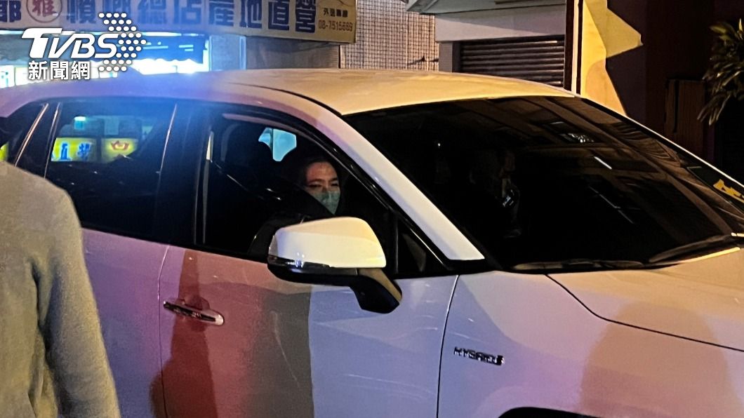涉幫郭台銘違法買個資連署 周孟蓉50萬元交保