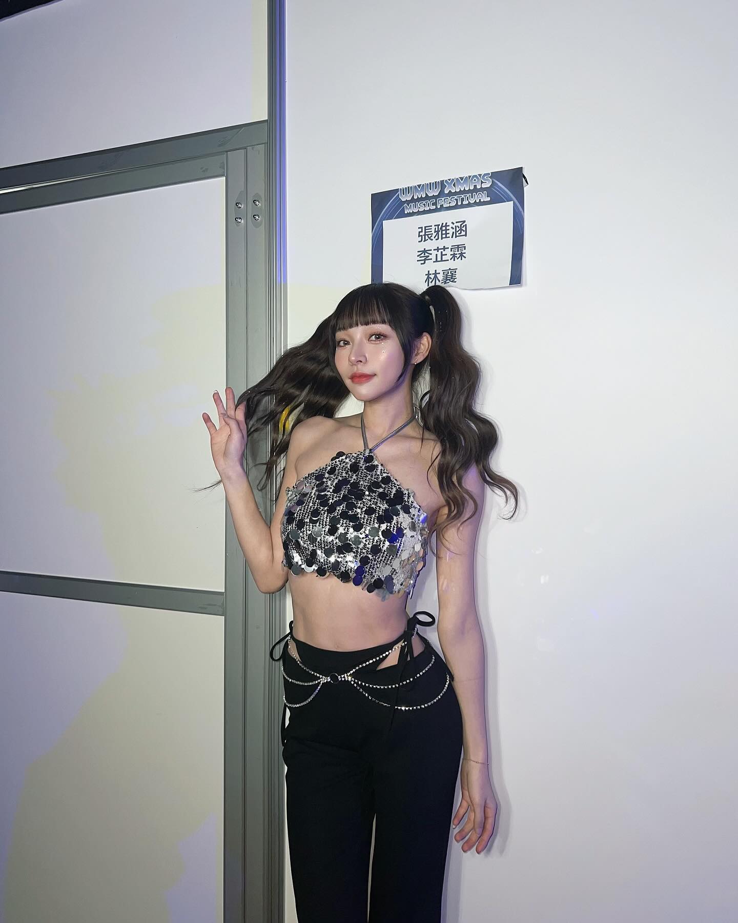 林襄身穿短版銀色亮片肚兜。(圖/翻攝自林襄 IG)