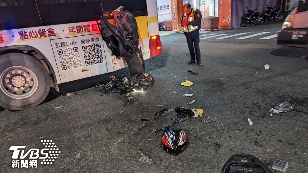 高雄騎士高速闖紅燈攔腰猛撞倒地　機車詭異「倒頭栽」貼公車