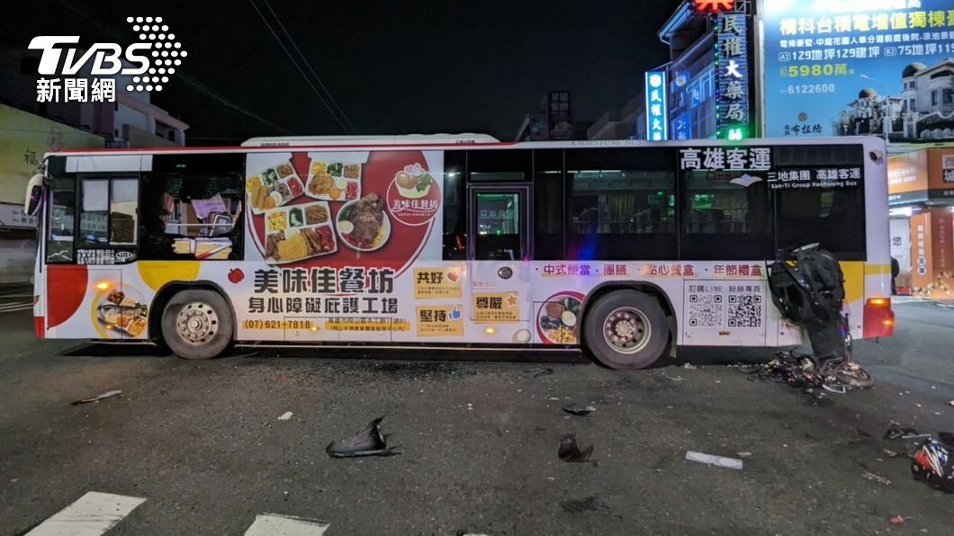 機車「倒頭栽」垂直貼著公車。(圖/TVBS)