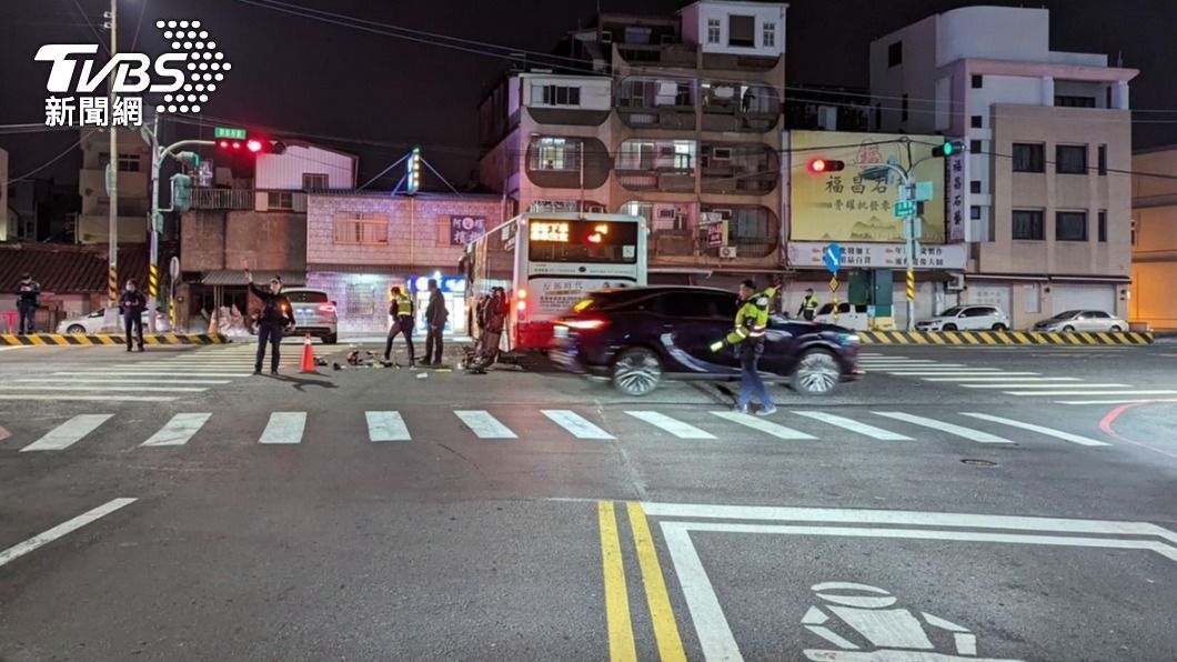 范男機車車頭碎爛、零件噴滿地。(圖/TVBS)