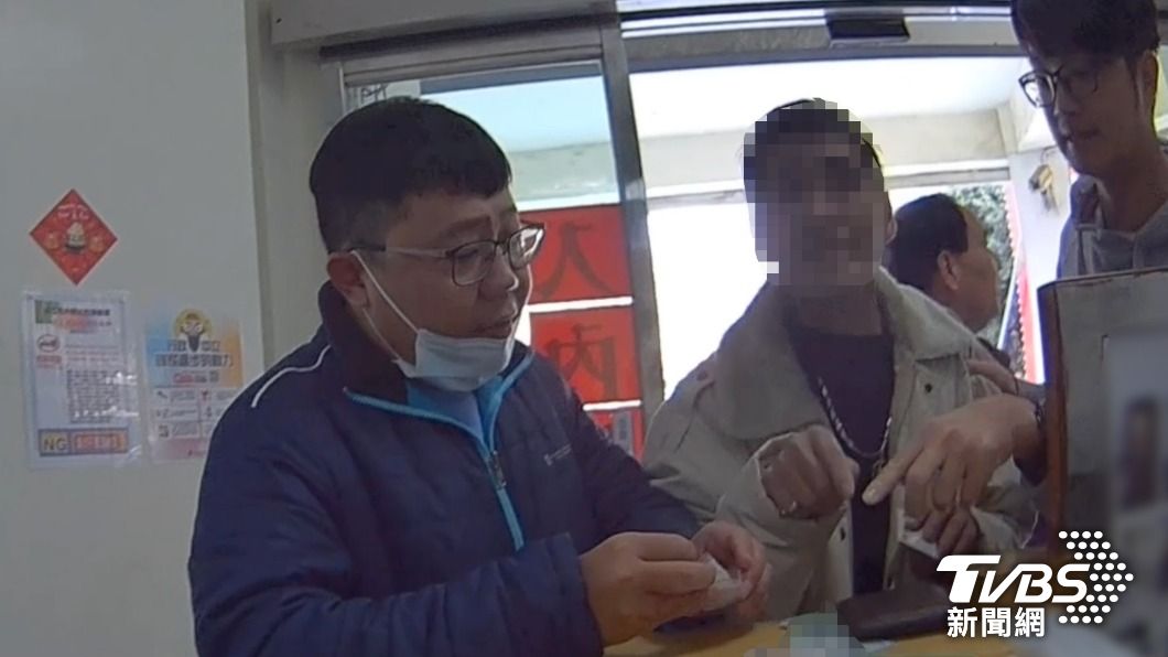 眼尖員警發現事情不對勁,立刻上前制止黃男。(圖/TVBS)