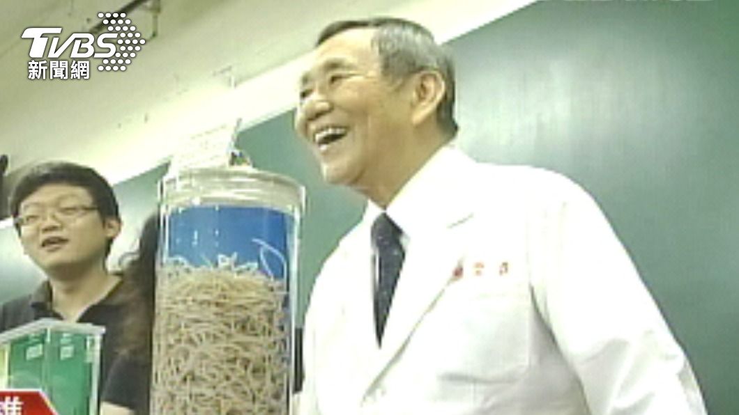 陳瑩霖將寄生蟲樣本（圖中）帶給學生觀察。（圖／TVBS資料畫面）
