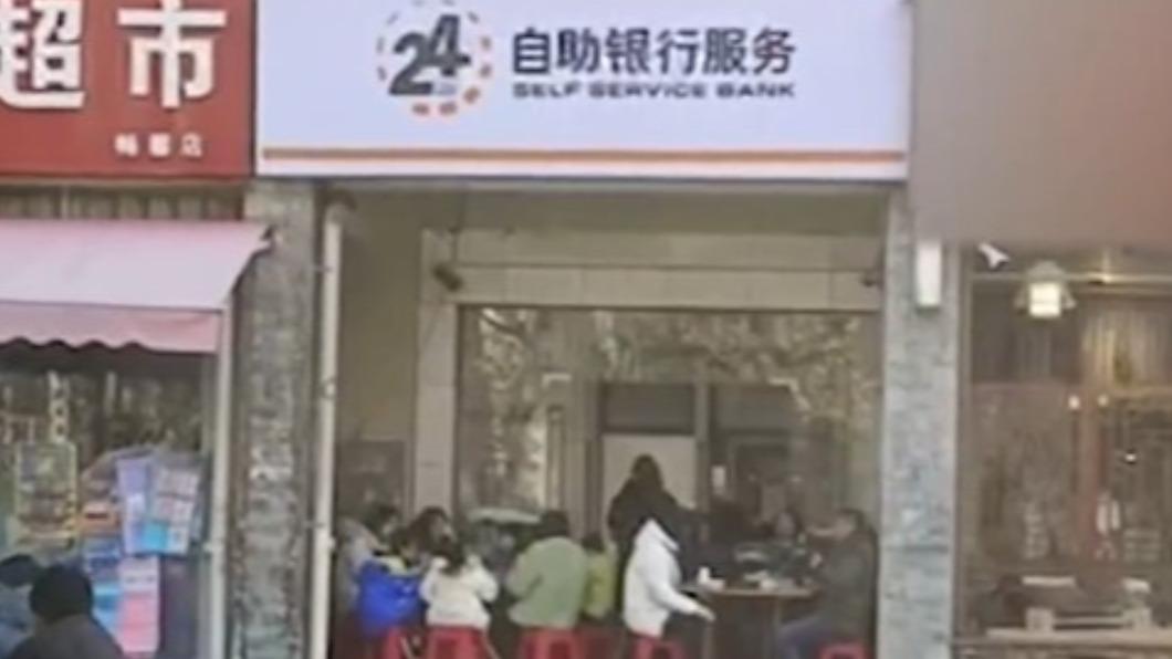 火鍋店臨時在銀行擺放桌子接客。（圖／翻攝自微博《九派新聞》）