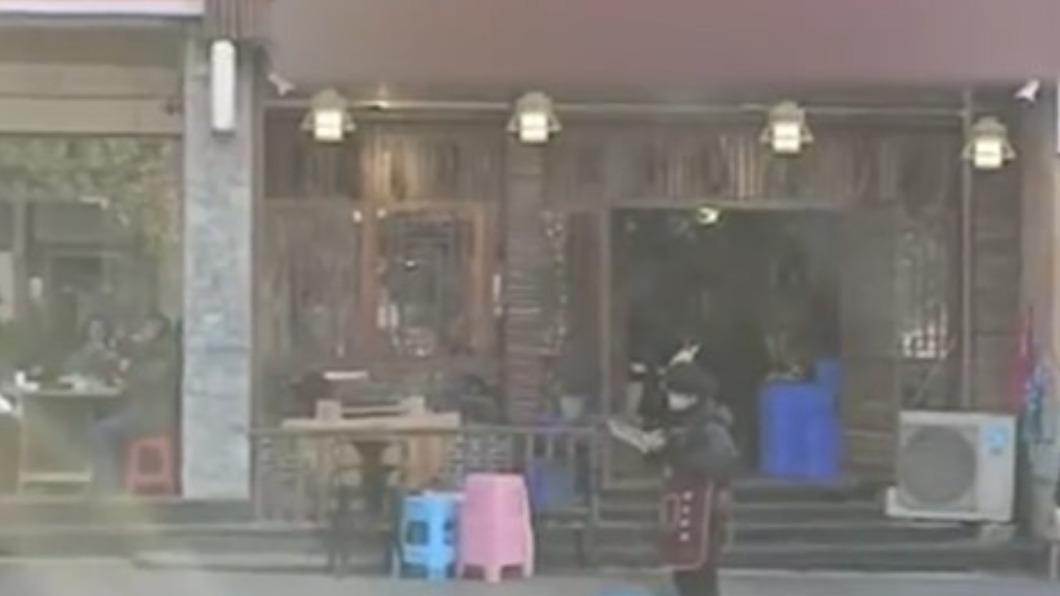 火鍋店生意很好,店內座位供不應求。(圖/翻攝自微博《九派新聞》)