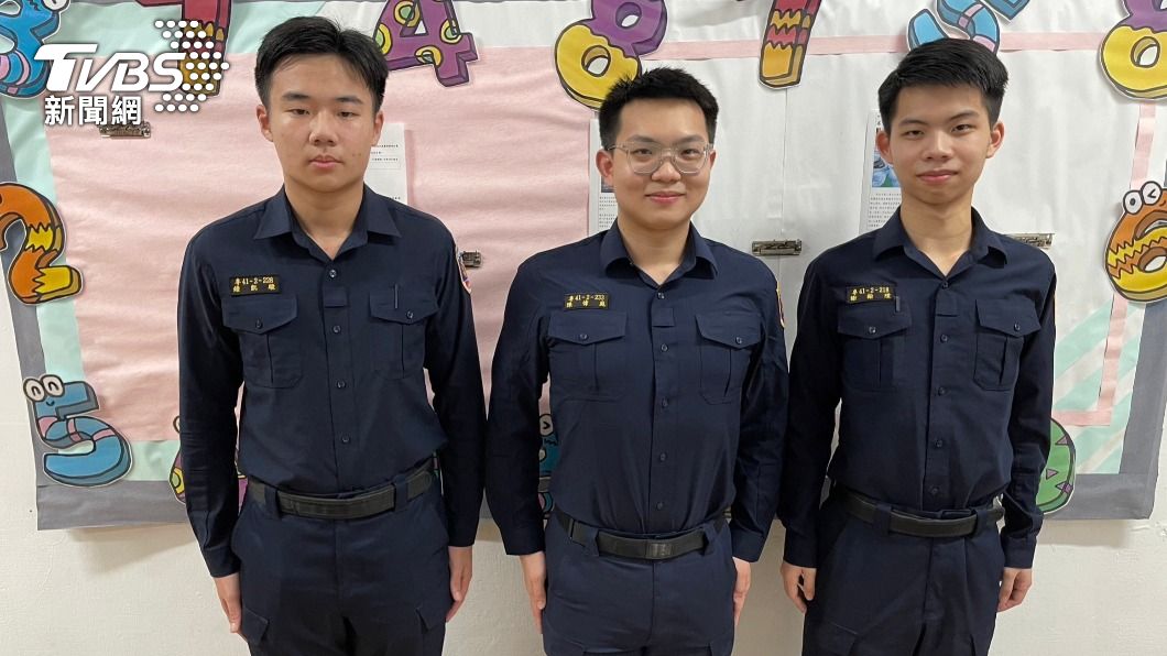 三名休假的警專生協助員警逮捕通緝犯。(圖/TVBS)