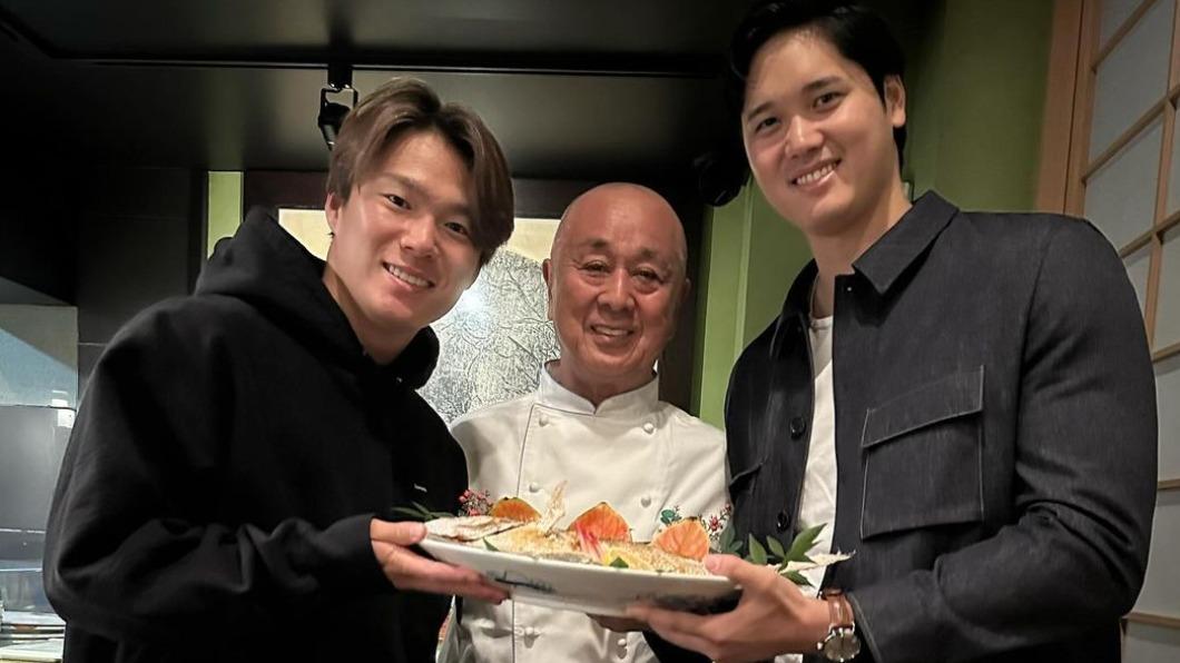 日本料理店老闆與大谷、山本合照。（圖／翻攝自therealnobu IG）