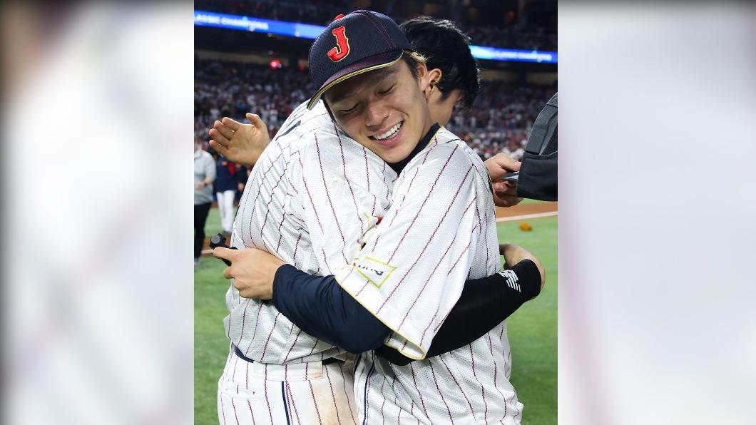大谷翔平和山本由伸在經典賽上開心相擁。（圖／翻攝自MLB推特）