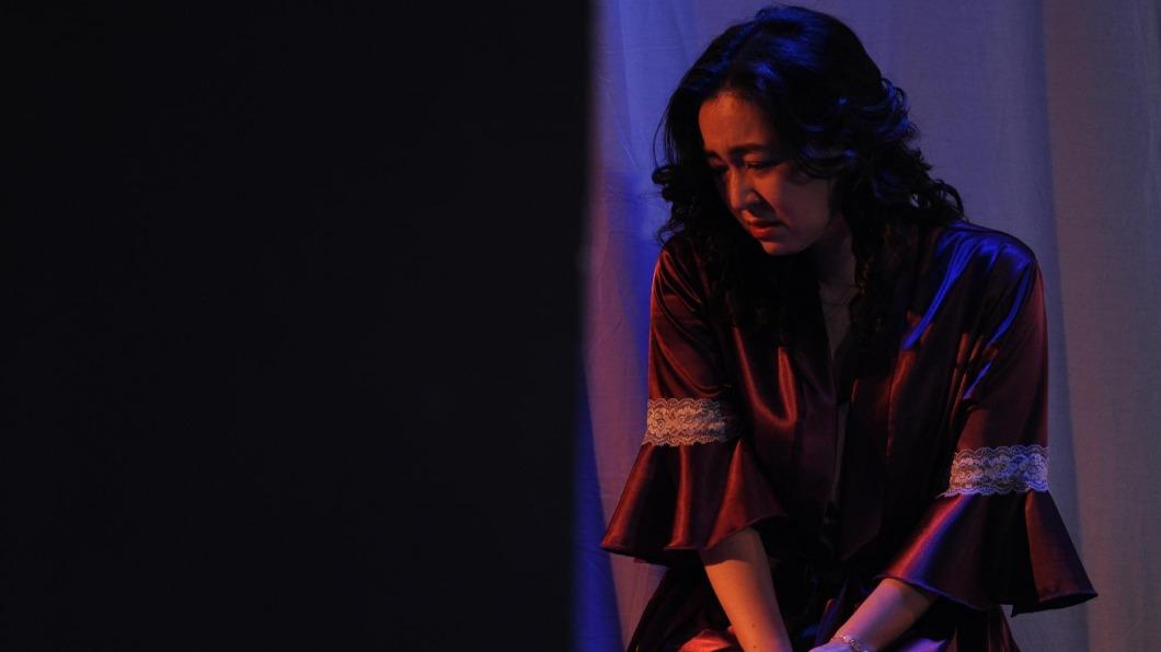 蔡燦得在《四姊妹》中扮演表面和善,但骨子裡很風騷的小妹。(圖/故事工廠提供)