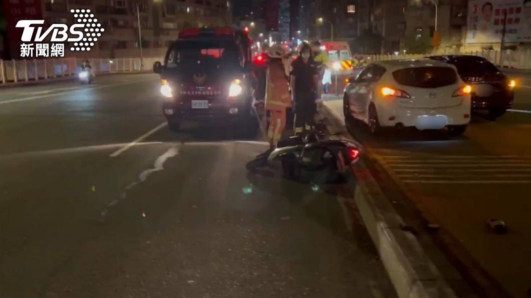 萬華騎士華中橋上突大迴轉逆向 自撞摔車遭輾爆頭慘死