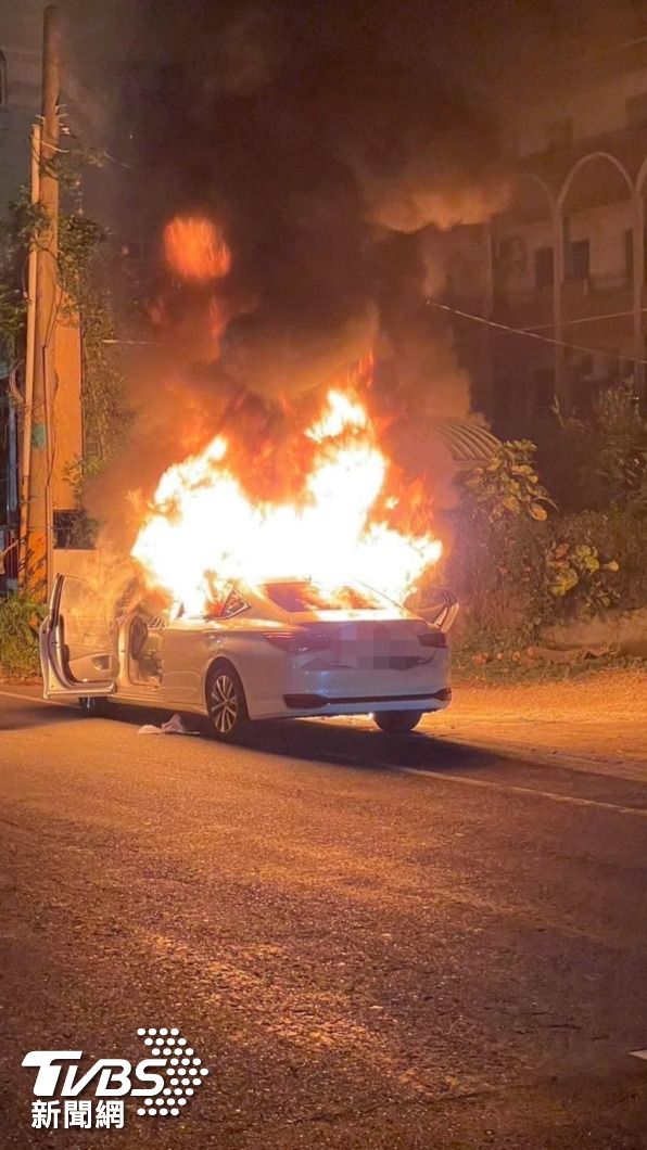 車內冒出濃煙伴隨著爆炸聲響。(圖/民眾授權提供)