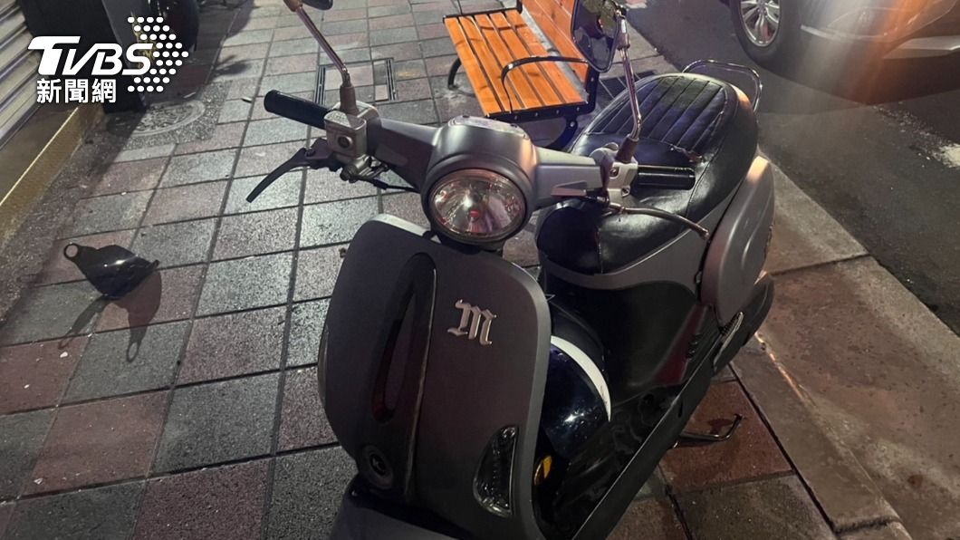 警方意外查出遭波及的機車車主是名通緝犯。(圖/TVBS)
