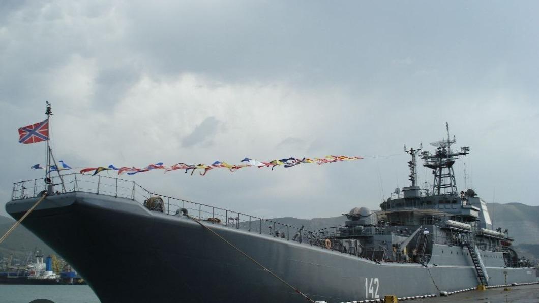 烏克蘭軍方聲稱摧毀俄軍登陸艦「新切爾卡斯克號」。（圖／翻攝自X@aborealis940）