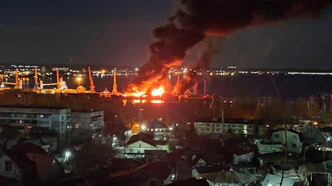 有片/烏軍突襲克里米亞小鎮!毀俄登陸艦 港口爆炸畫面曝