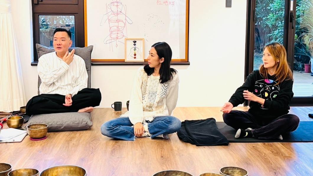 林辰唏（中）上課認真聽講，將與田定豐在跨年合體演奏。（圖／唱戲世界娛樂提供）