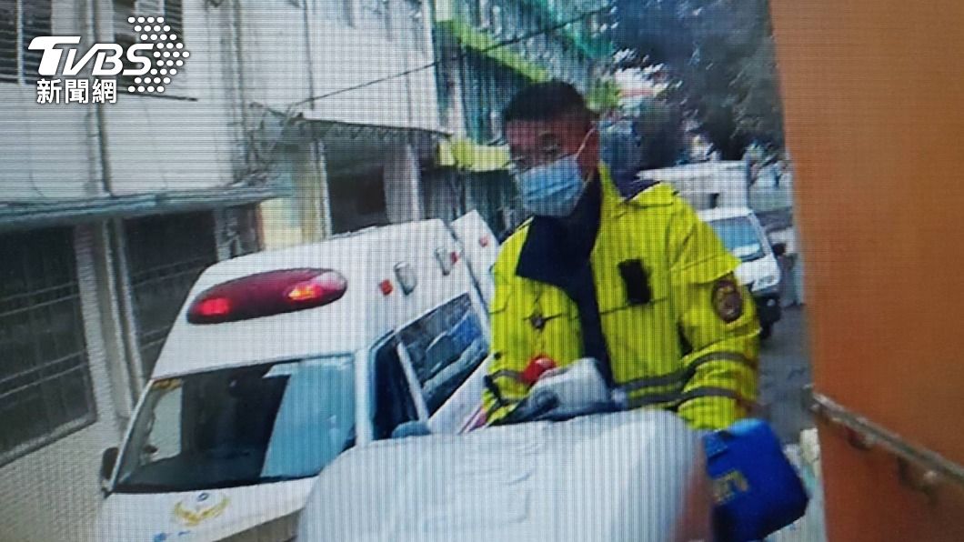 消防人員獲報到場。(圖/TVBS)