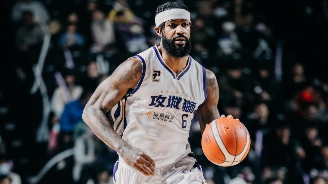 克拉多年的NBA資歷在場上有穩定軍心的效果。(圖/翻攝自新竹御頂攻城獅 Hsinchu Toplus Lioneers臉書)