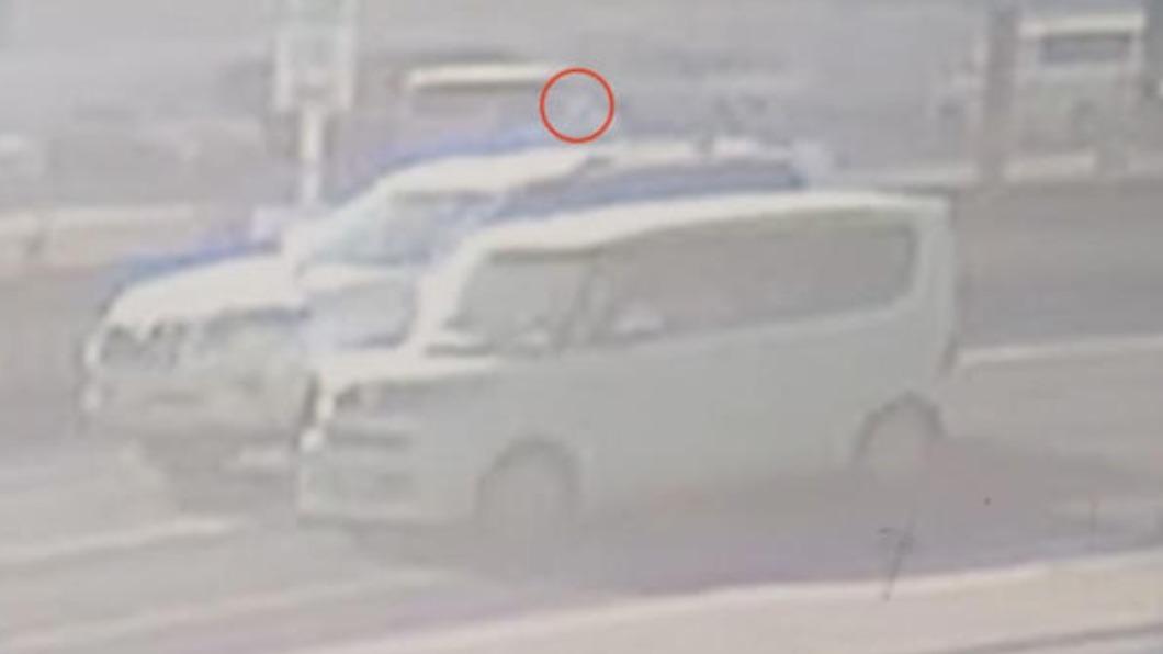 天上突掉落金屬零件砸傷日女駕駛　警：疑從飛機掉下來