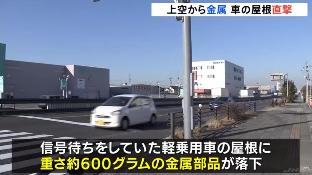事發時汽車停在路上,女駕駛正在等待紅綠燈。(圖/翻攝自TBS NEWS DIG)
