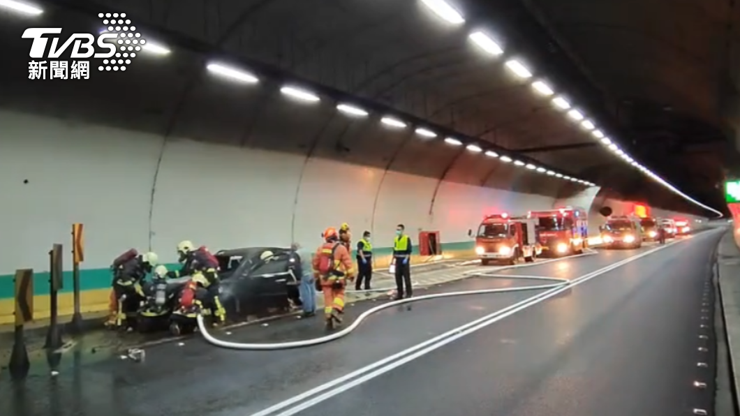 彭山隧道北上路段一度封閉,造成車輛回堵。(圖/TVBS)