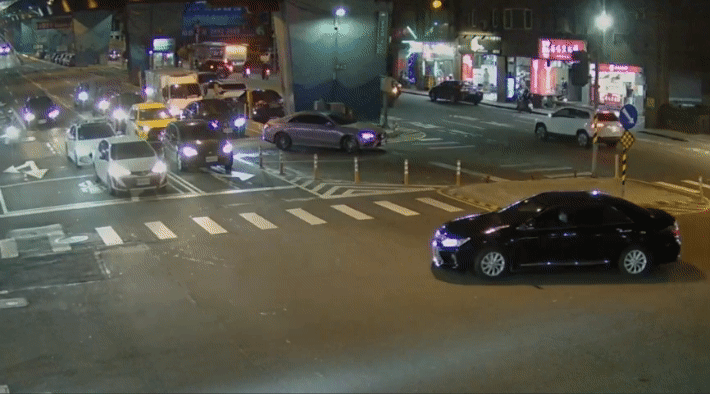 直行機車行經路口未減速,Uber轎車轉彎未禮讓。(圖/TVBS)