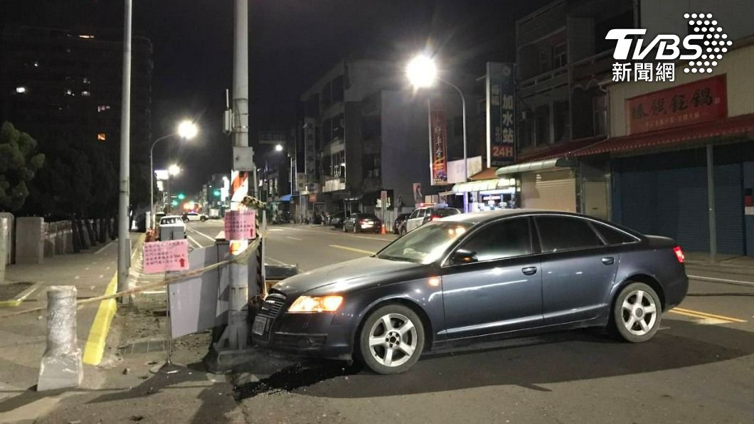 聖誕夜搞消失?汽車自撞紅綠燈 台南警到場駕駛原地蒸發
