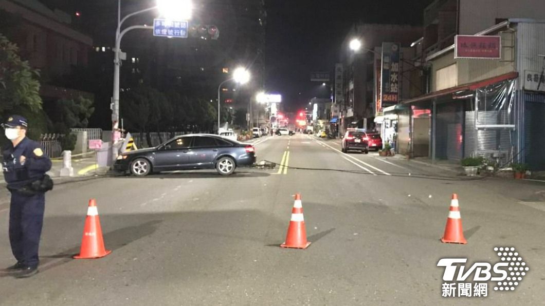 警方將其排除障礙及道路恢復順暢後,才撤離交管。(圖/TVBS)