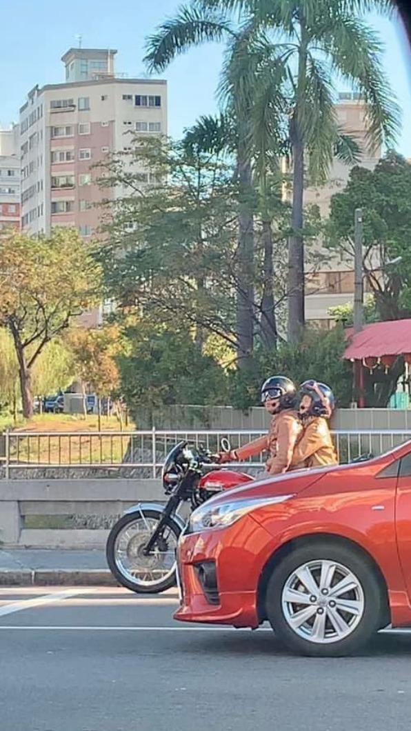 鄧明昆後座的女子環抱著他。(圖/翻攝自吳淡如臉書)