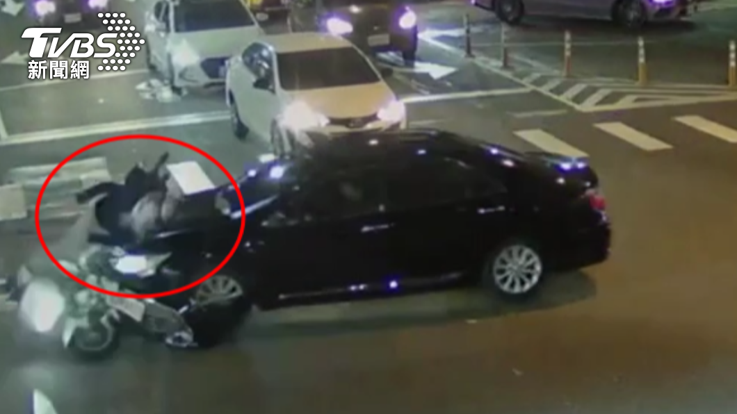 有片／Uber駕駛三重路口轉彎遭車擋　撞上高速機車騎士噴飛