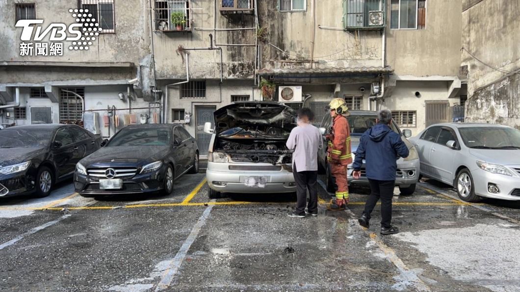 悲劇！剛停好車引擎突自燃起火　新北男目睹愛車被燒毀