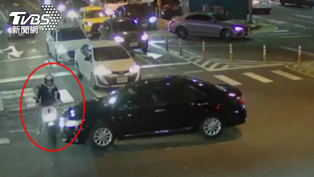 Uber左轉和直行機車發生碰撞。(圖/TVBS)