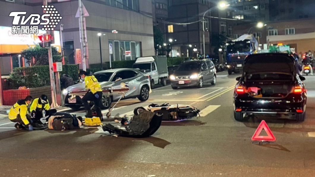 騎士受傷,轎車撞擊後整片下巴脫落。(圖/TVBS)