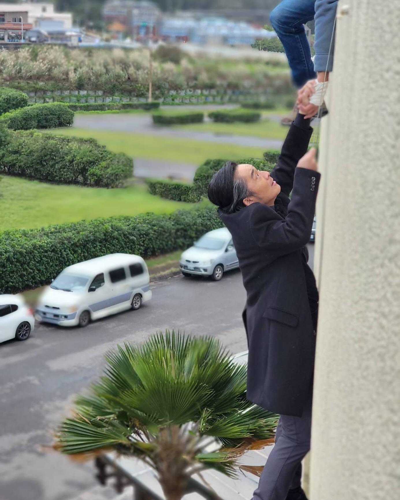江國賓為戲懸掛高樓外牆。(圖/翻攝自江國賓臉書)
