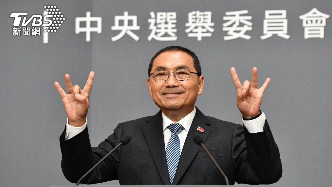 國民黨總統候選人侯友宜比出「喜樂」的手勢。(圖/胡瑞麒攝)