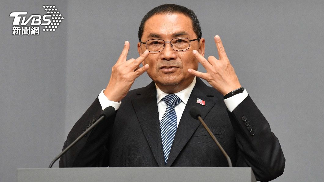 國民黨總統候選人侯友宜比出「喜樂」的手勢。(圖/胡瑞麒攝)