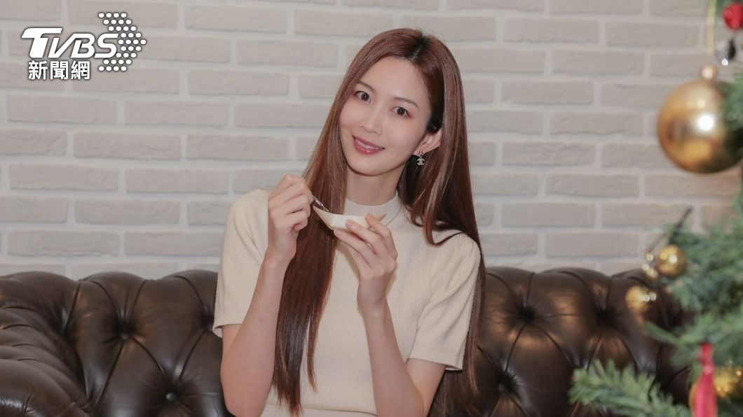 美女醫師李旻珊與大家分享如何挑選紓壓美食。(圖/TVBS)