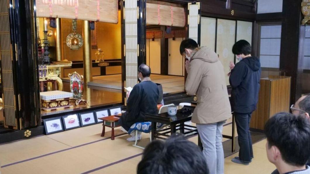 全員莊嚴祭拜!殺蟲劑公司辦蟑螂蚊子追悼會 師父對遺照誦經