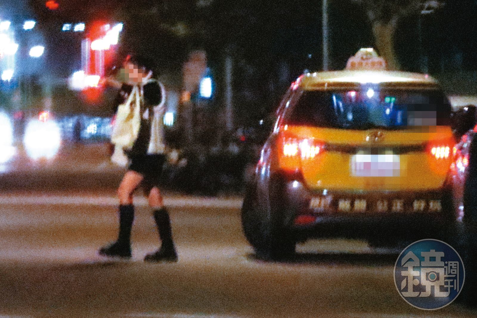 22：55，中途有一名短褲背心妹入場，遞補坐著多元計程車離場的其他女生。（圖／鏡週刊）