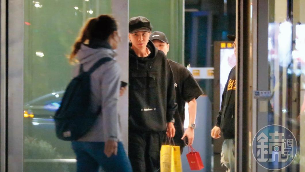 羅志祥凍未條!約完媽媽 深夜奔「神秘大樓」多人開趴