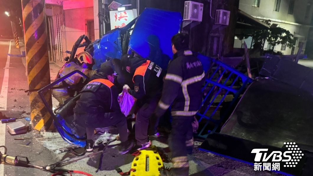 高雄小貨車高速擦撞電杆噴「火花」 追撞車頭全爛駕駛身亡