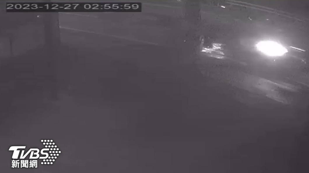 車輛高速擦撞一旁的電杆,並冒出火花。(圖/TVBS)