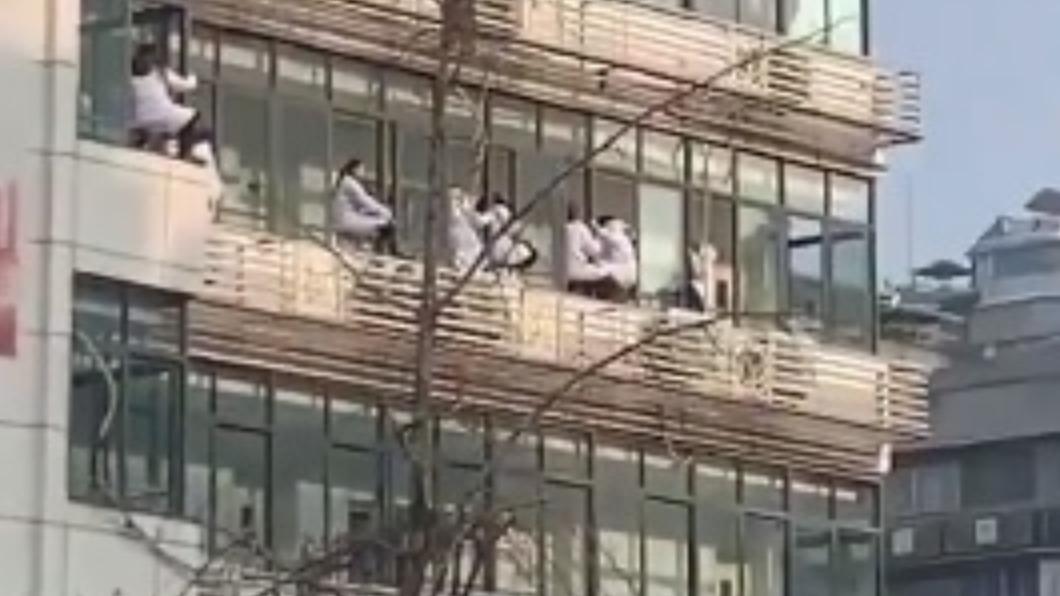 悚!四川一醫院驚傳「多名醫護集體跳樓」 恐怖畫面全曝光