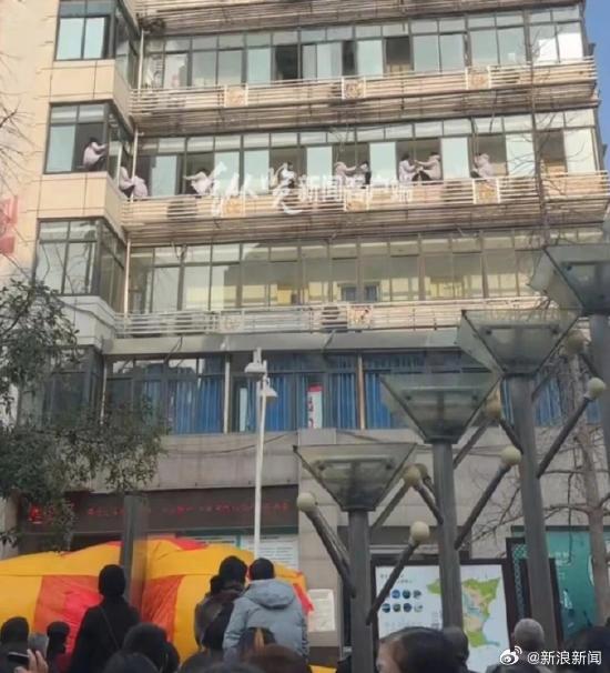 多名醫護爬上四樓窗台。(圖/翻攝自新浪新聞微博)