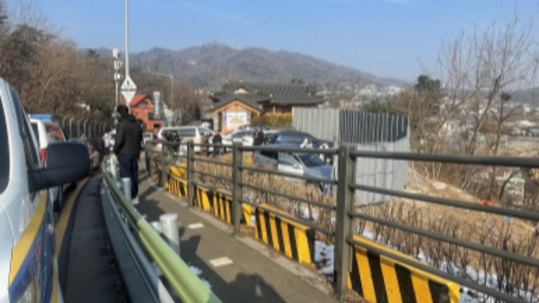 警方在臥龍公園附近找到倒在汽車內的李善均。（圖／翻攝自文化日報）