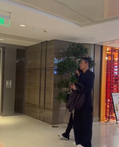 汪小菲日前被直擊和長髮正妹相談甚歡。(圖/翻攝微博)
