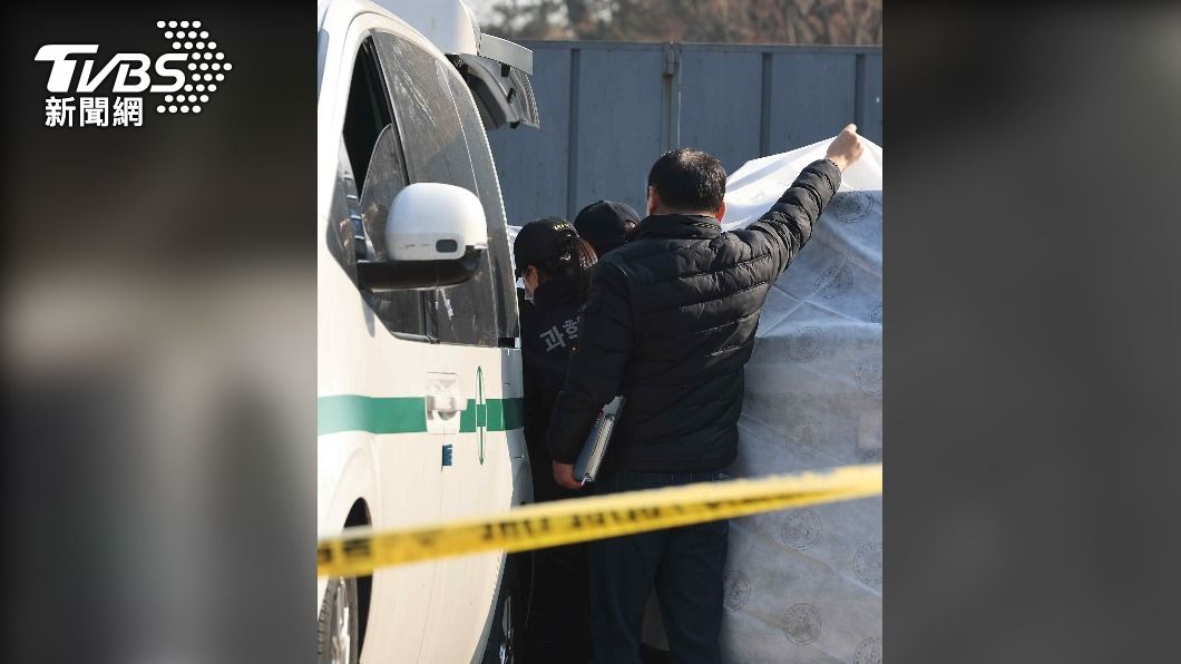 警方正在事發現場檢查車輛。（圖／達志影像歐新社）