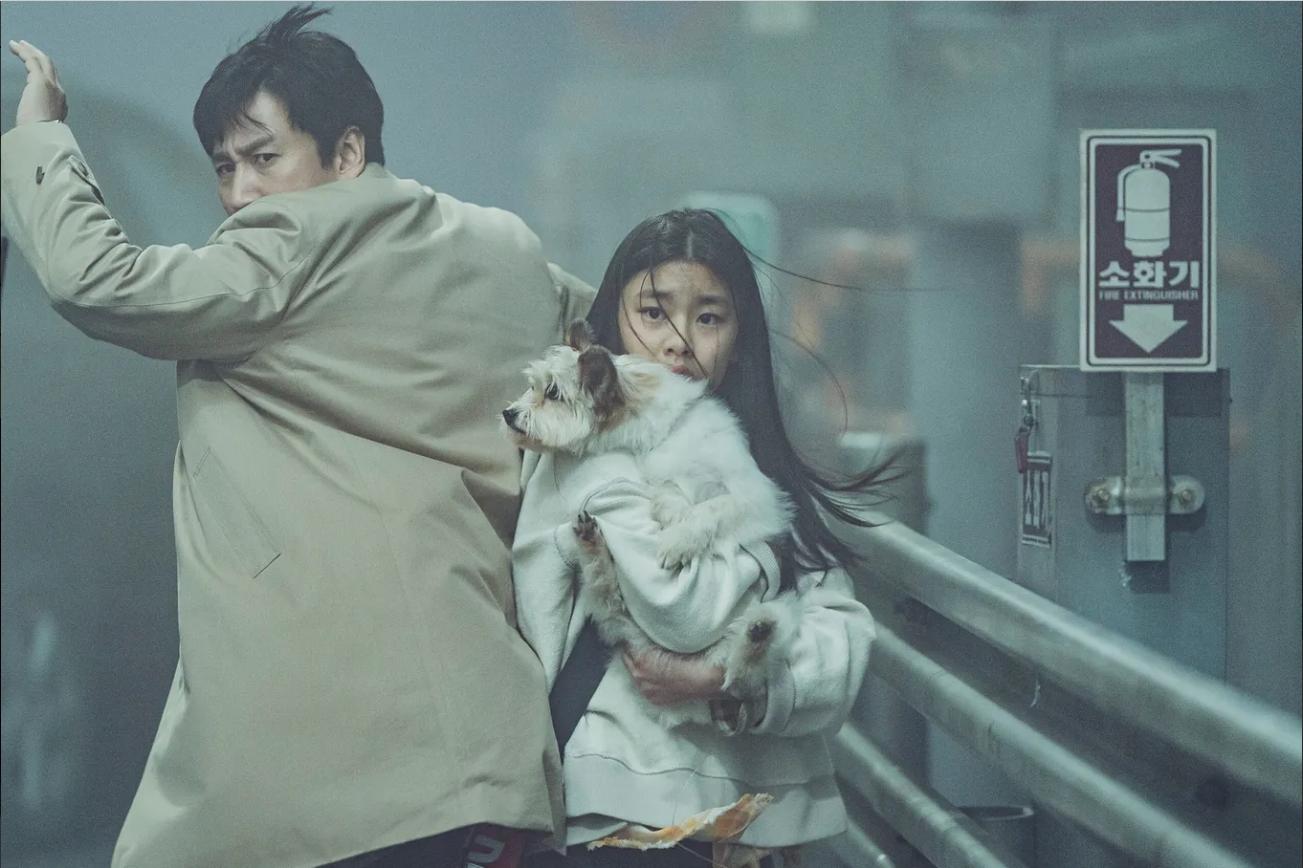 《寄生上流》李善均與《屍速列車》金秀晏在《寂噤計畫》中飾演父女。(圖/車庫娛樂提供)