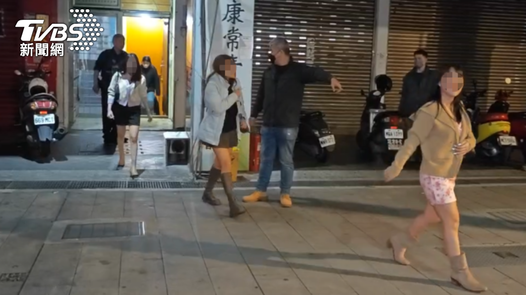 泰國籍女子疑似有脫衣陪酒行為。（圖／TVBS）