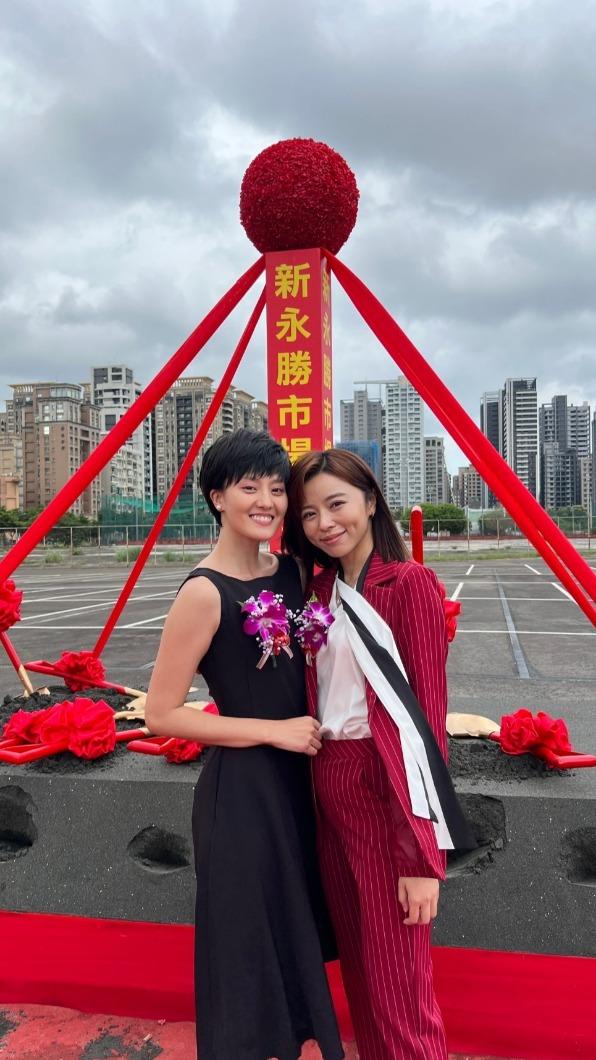 顏曉筠開心與前輩王瞳一起獲肯定。（圖／民視提供）