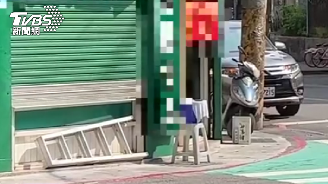 肉鬆店少東曾因門口水桶被學生打翻而飆罵。(圖/TVBS資料畫面)